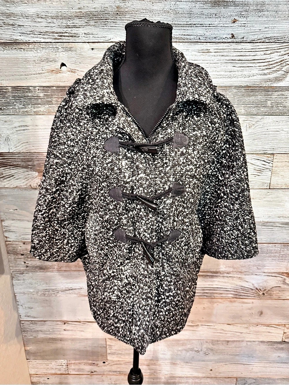 NWT Last Kiss Textured Toggle Cape in Black & White Size Medium